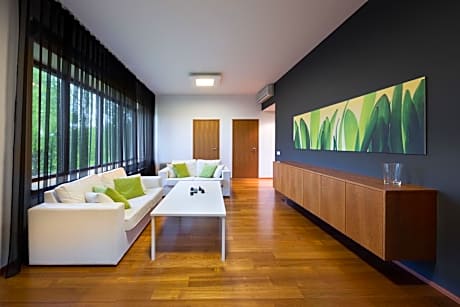 Deluxe Two-Bedroom Apartment with Sauna