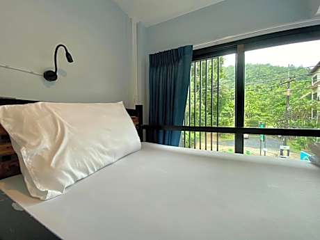 Single Bed in Mixed Dormitory Room