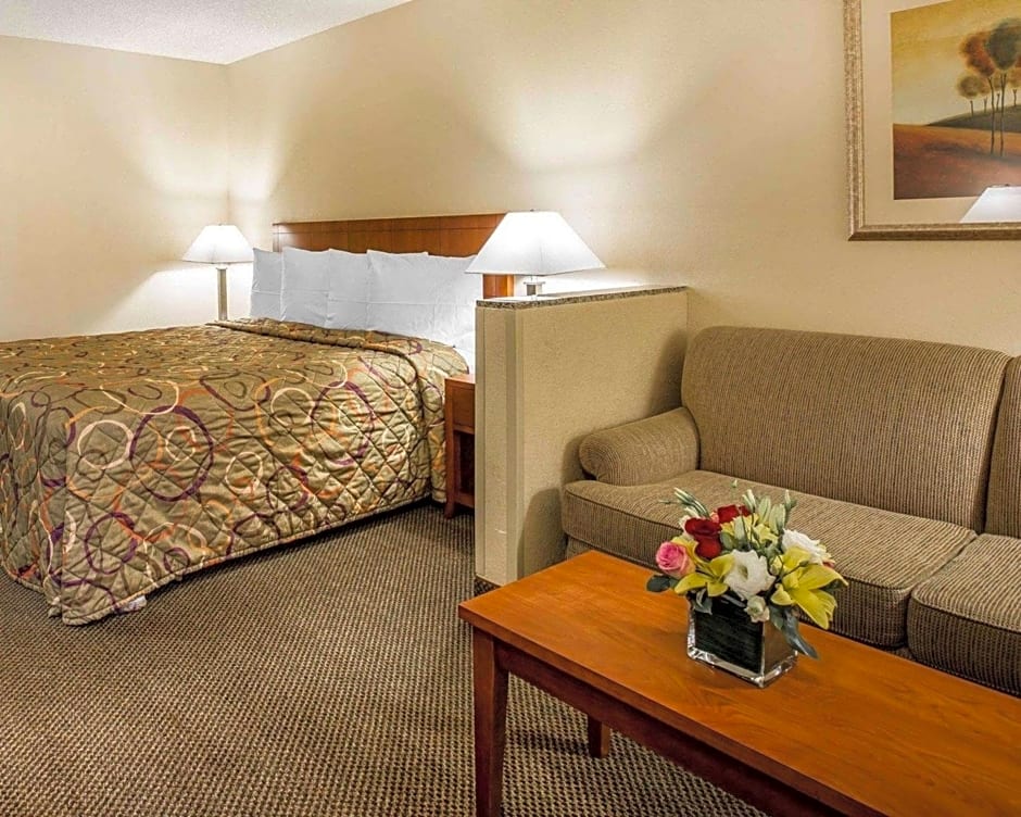 Rodeway Inn and Suites Bakersfield