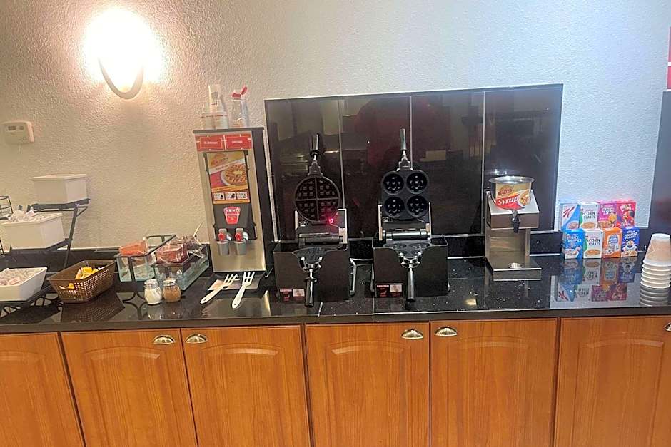 Days Inn by Wyndham Englewood Dayton Airport