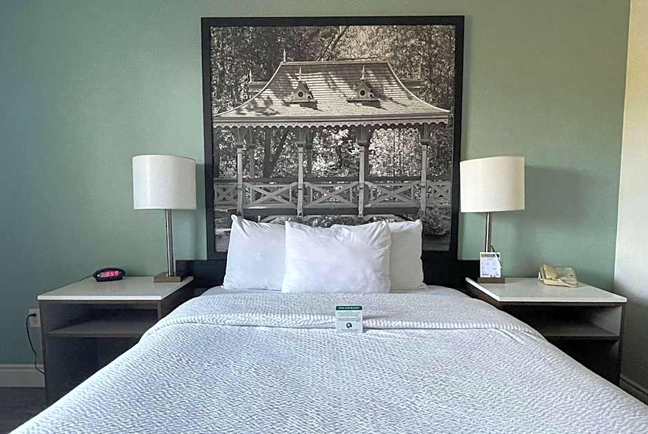 Super 8 by Wyndham Peterborough