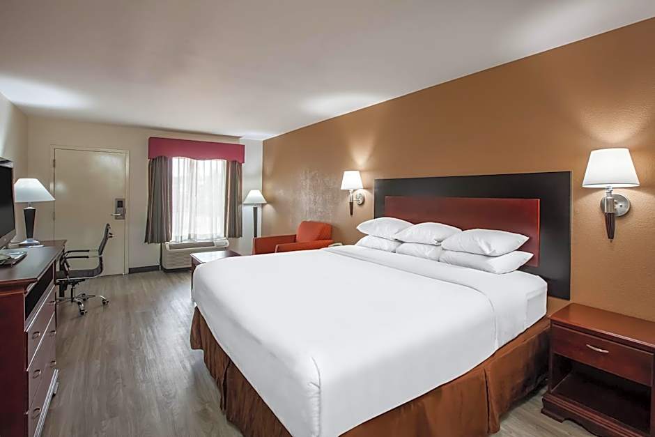 Days Inn & Suites by Wyndham Tyler