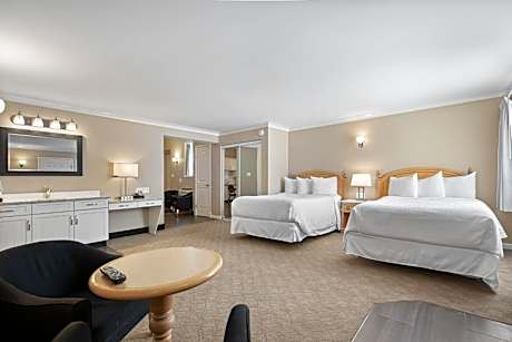 Executive Kitchen Suite (King and 2 Queen beds)