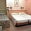 Le Petit Hotel