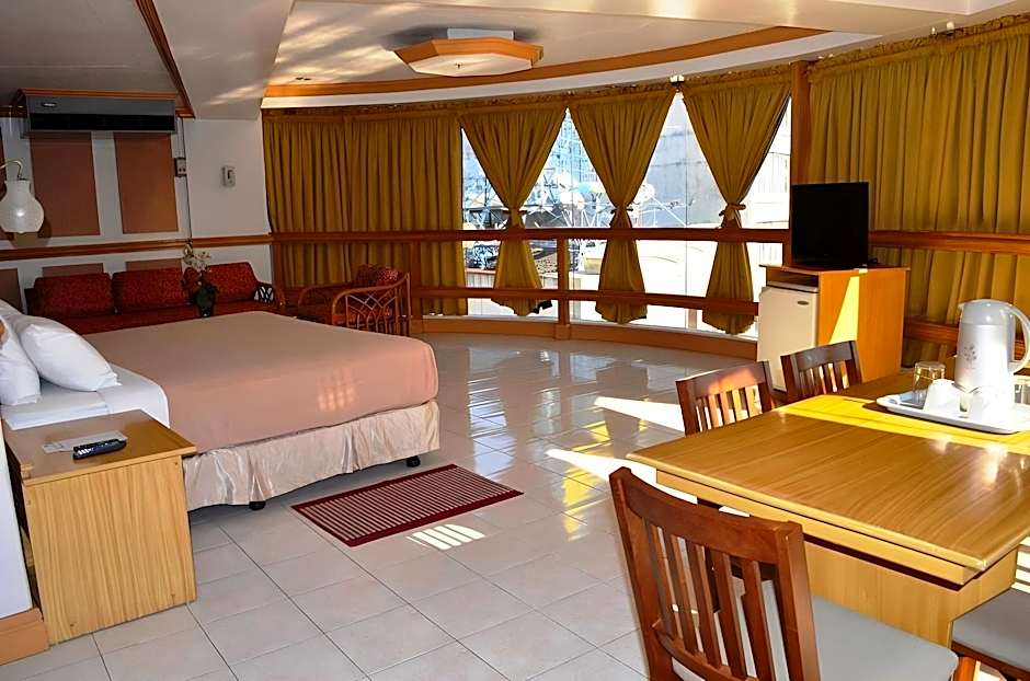 Elegant Circle Inn