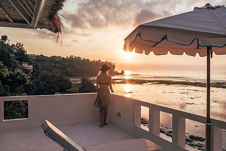 The Rocks - 6BR Beachfront Villa, Surf-in Location