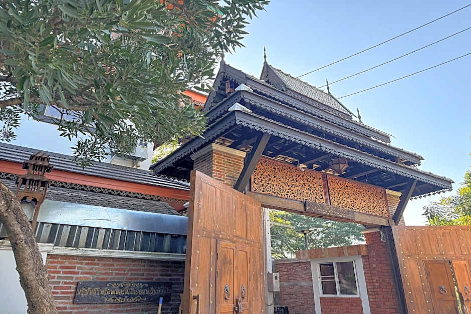 Chiangmai Lanna & Modern Loft Hotel