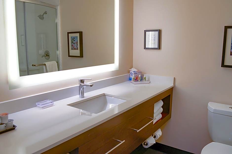 Photo 1 of 6 of Standard 1 King Bed, Mobility Accessible, Bathtub