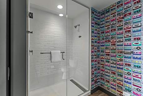 Aloft Queen Room