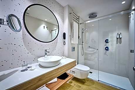 Family Room (Premium) (1 King Bed and 2 Twin Bunk Beds)