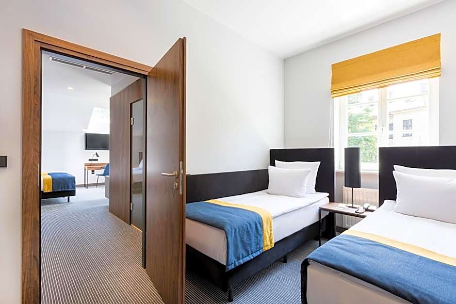 Grand Ascot Hotel