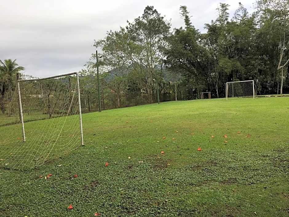 Caso em condomínio com lago, serra, campo e mar