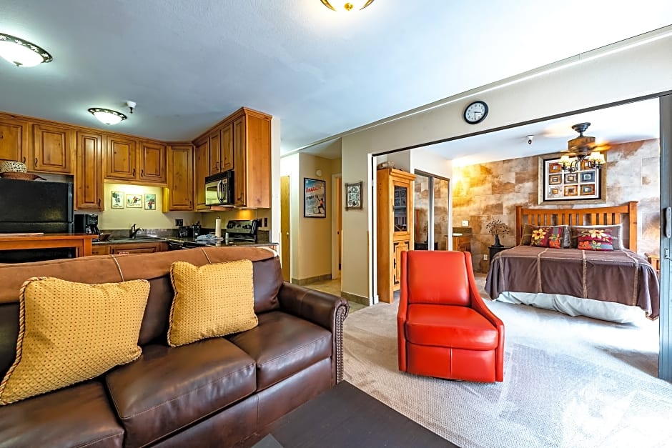 Carriage House Condominiums by All Seasons Resort Lodging