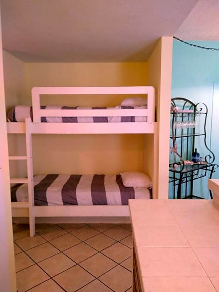 Charming SPI family condo - walking distance to the beach, Sleeps 6, Third Floor, 2025 Traveler Award