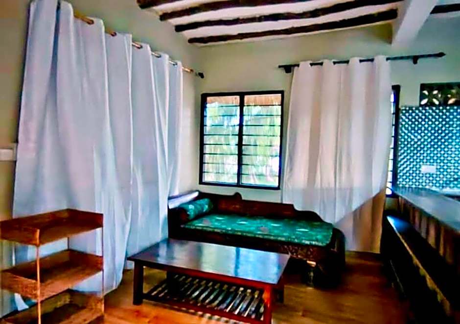 Tropinest bungalows & hostel