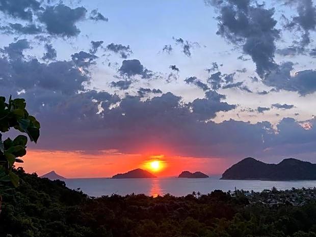 Flor Casa 2 dorms com ar, churrasqueira, cond fech, piscina