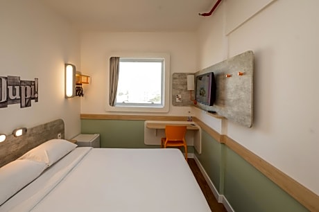 Standard apartment adapted for people with special needs with 1 double bed