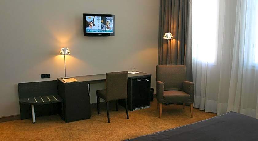 TANA Hotel