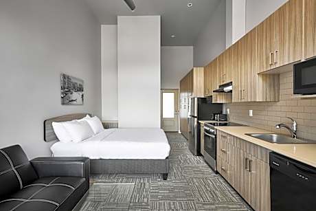 Executive Queen Studio