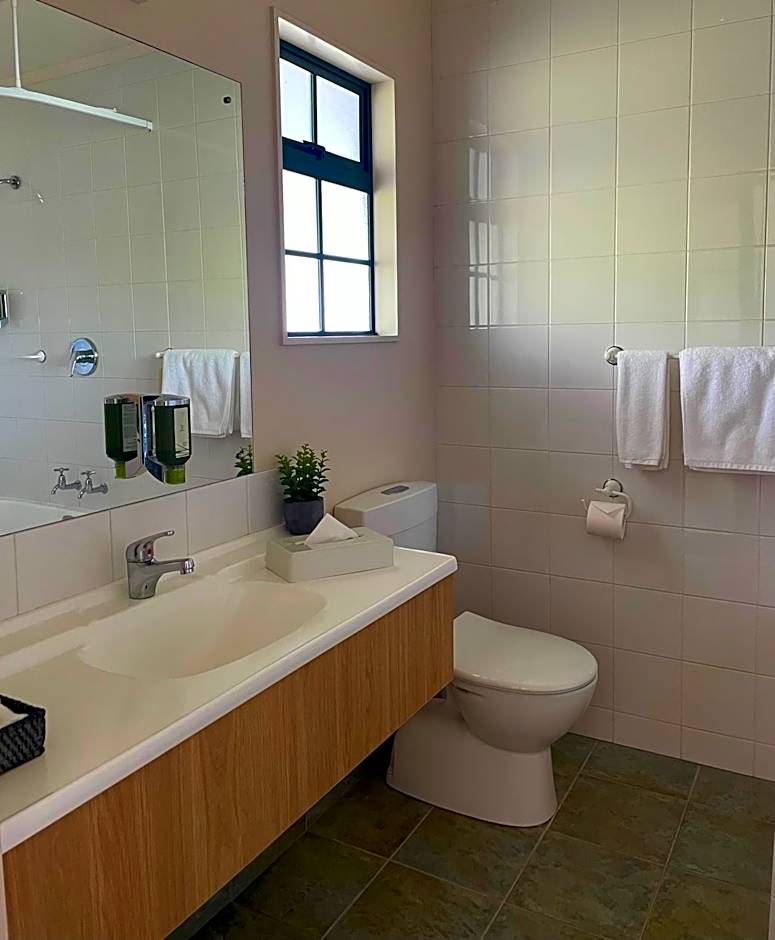 Greenlane Manor Motel