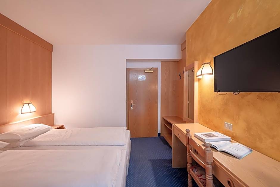 Photo 1 of 6 of Quadruple Room