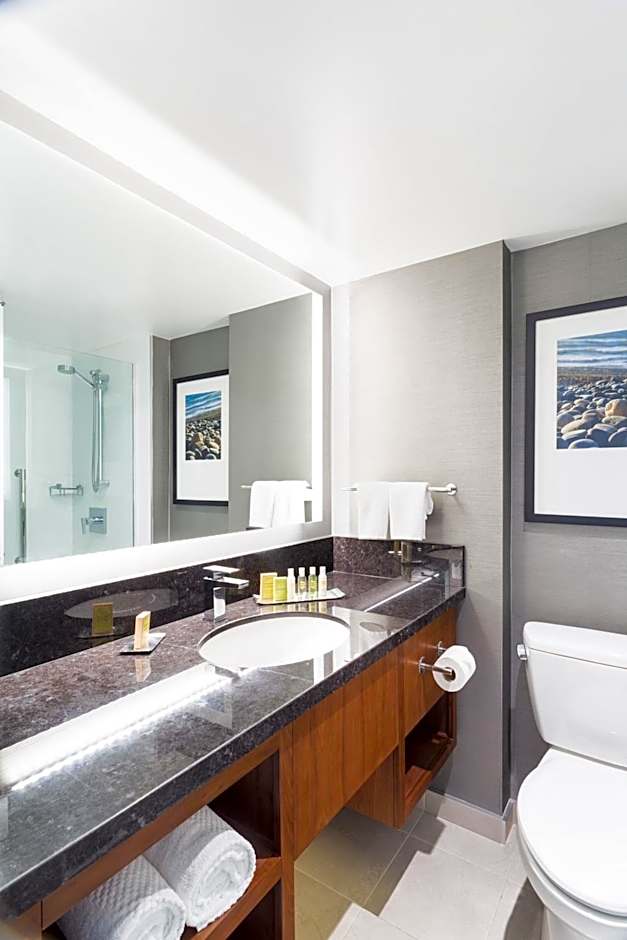 DoubleTree by Hilton Hotel & Suites Victoria