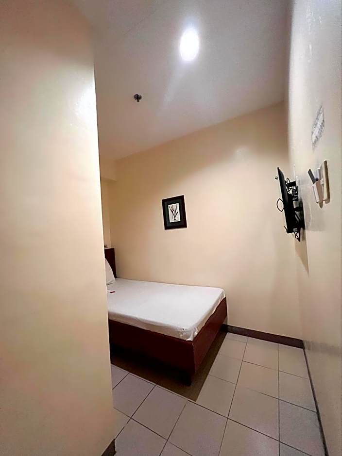 Blue Velvet Hotel -CM Recto