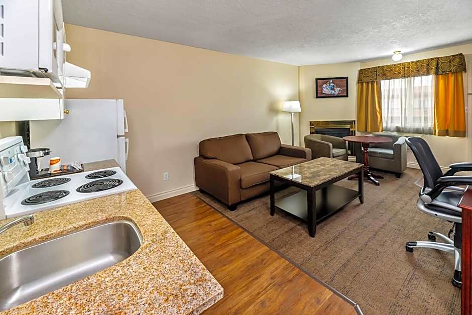 Econo Lodge  Inn & Suites