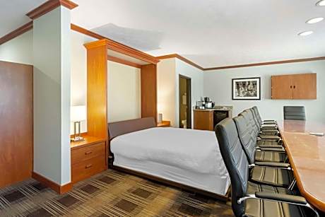 1 Queen Bed Non-Smoking Murphy Bed Only Board Room Microwave Fridge Wi-Fi Full Breakfast