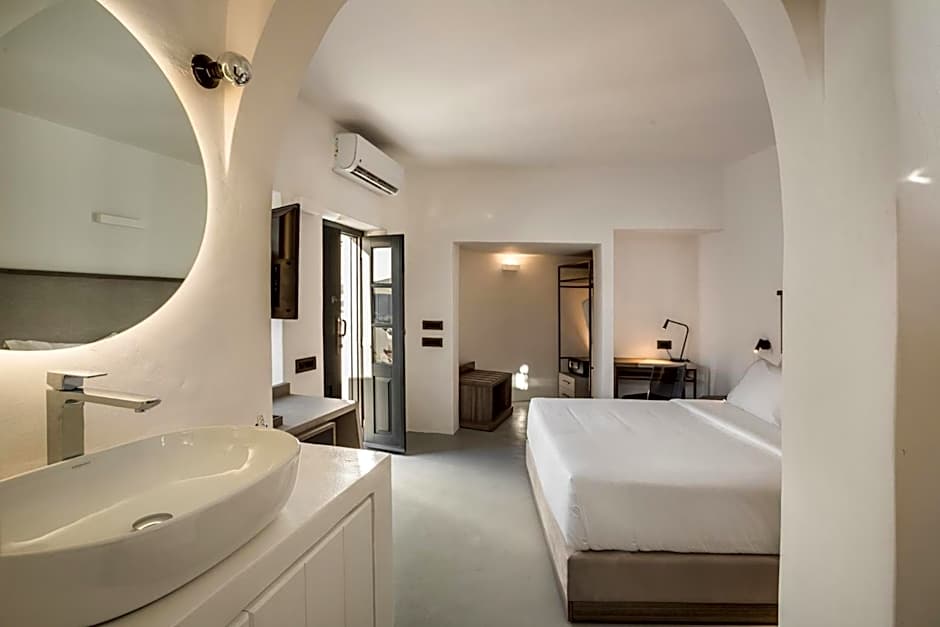 Sun Rocks Boutique Hotel - Caldera View Suites & Sunset Dining Experience