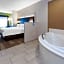 Holiday Inn Express Hotel & Suites Woodhaven By IHG