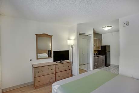 1 FULL BED | MOBILITY ACCESSIBLE TUB SMOKING