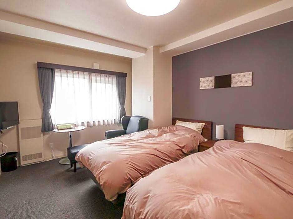 Foto 1 di 7 di Twin Room with Shared Bathroom