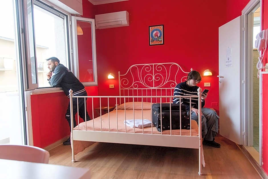 Sunflower Beach Backpacker Hostel & Bar