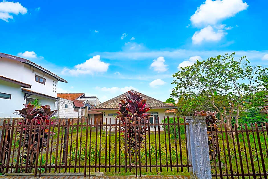 OYO Life 92694 Kost Nino