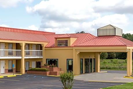Super 8 By Wyndham Madison - Ridgeland Area