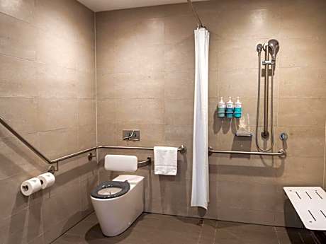 Standard Queen Room - Accessible