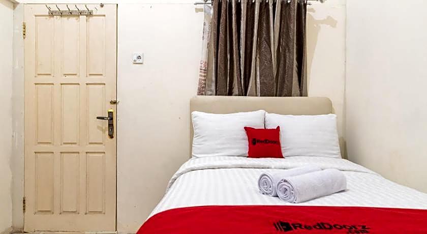 RedDoorz Syariah near Pasar Aur Kuning