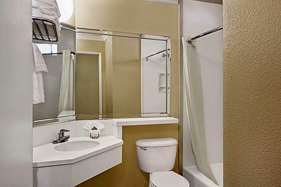 Super 8 by Wyndham Los Angeles Downtown