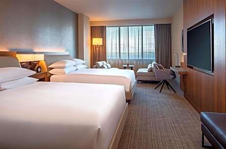 Queen Room with Two Queen Beds and Lake View