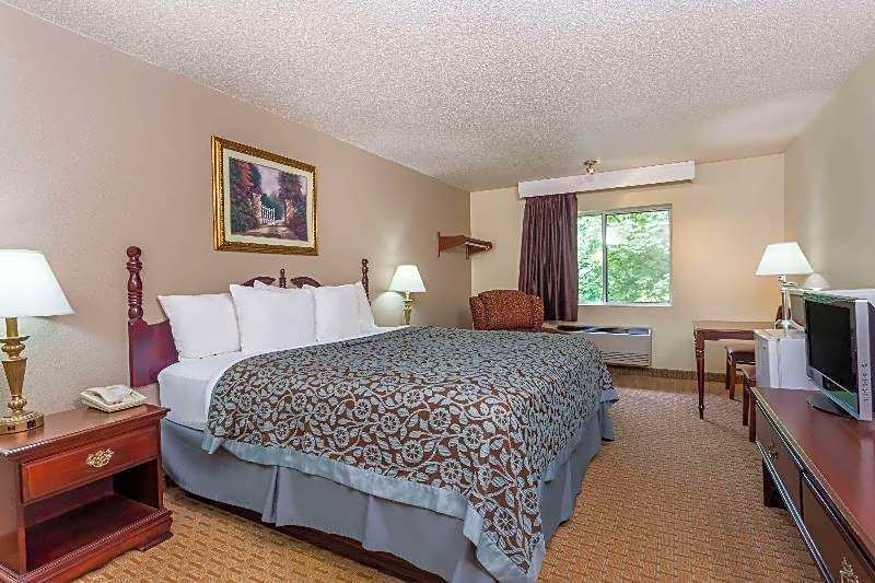 Days Inn & Suites by Wyndham Kaukauna WI