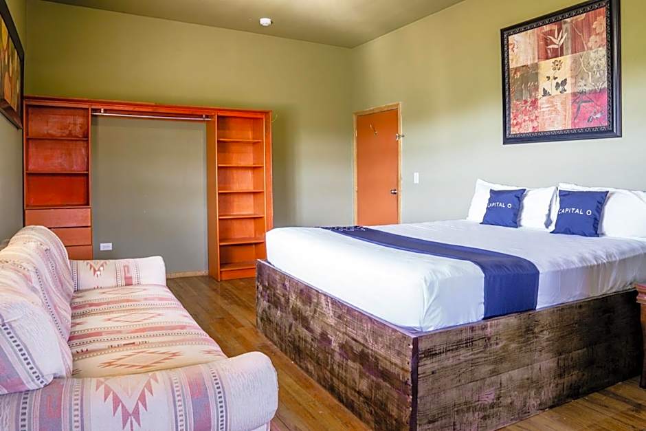 Capital O Hotel Villa Azura