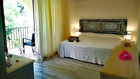 Family Suite (2 Adults + 2 Children)