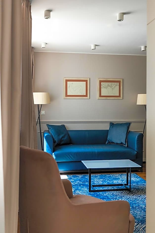 Envoy Hotel