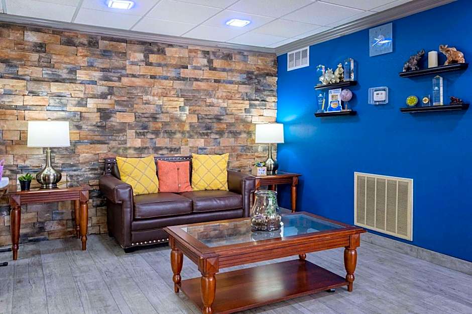 Days Inn & Suites by Wyndham Commerce