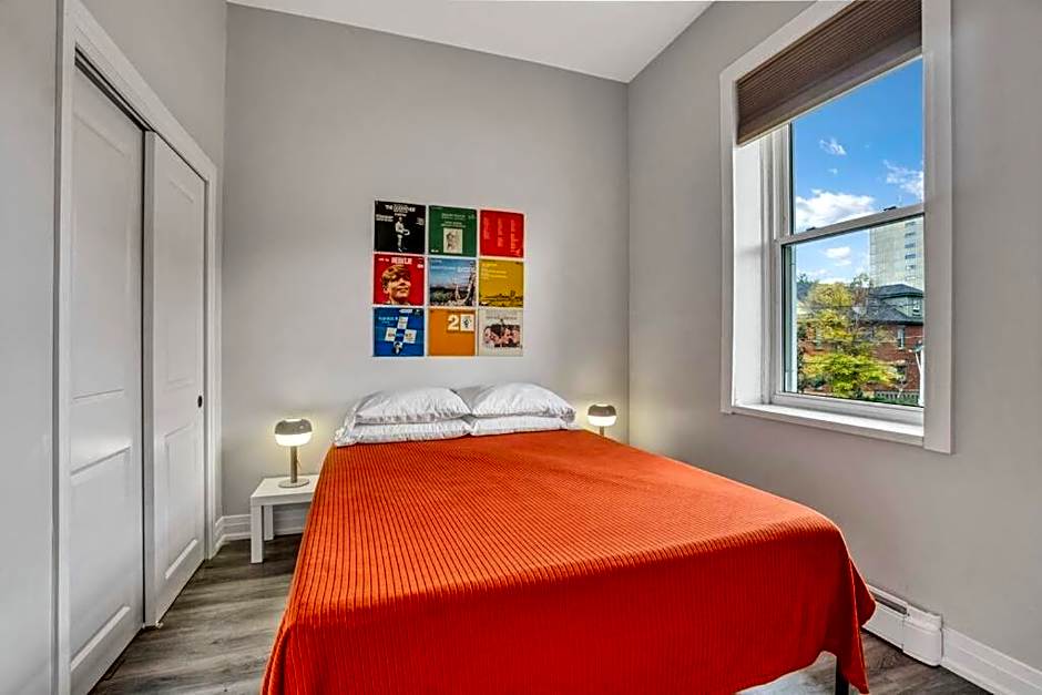 Chic Mid-Century Flat Downtown