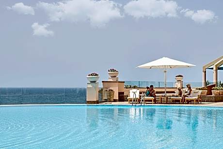 Pool Terrace Suite king bed