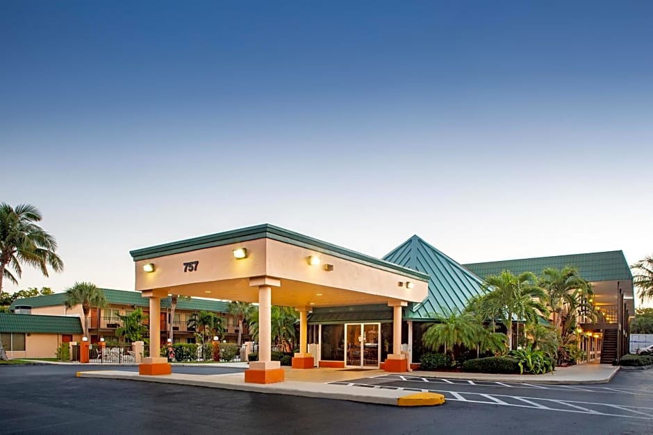Super 8 by Wyndham North Palm Beach