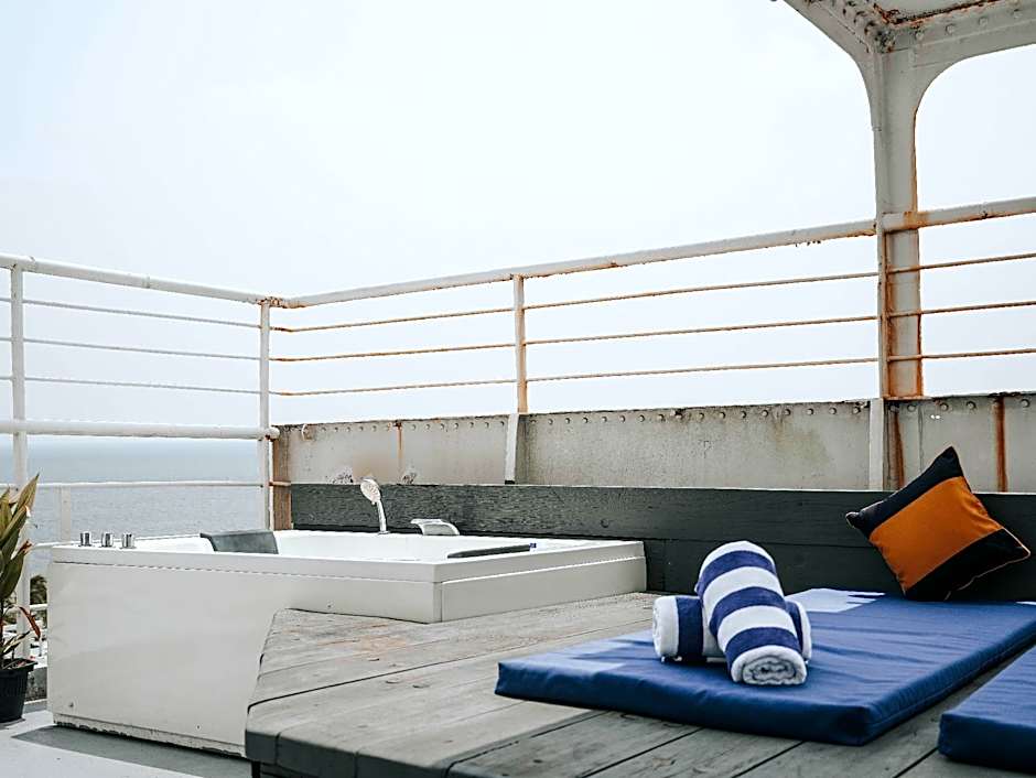 Doulos Phos The Ship Hotel