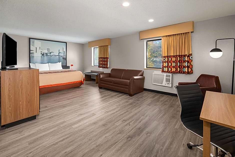 Super 8 by Wyndham Kent/Akron Area